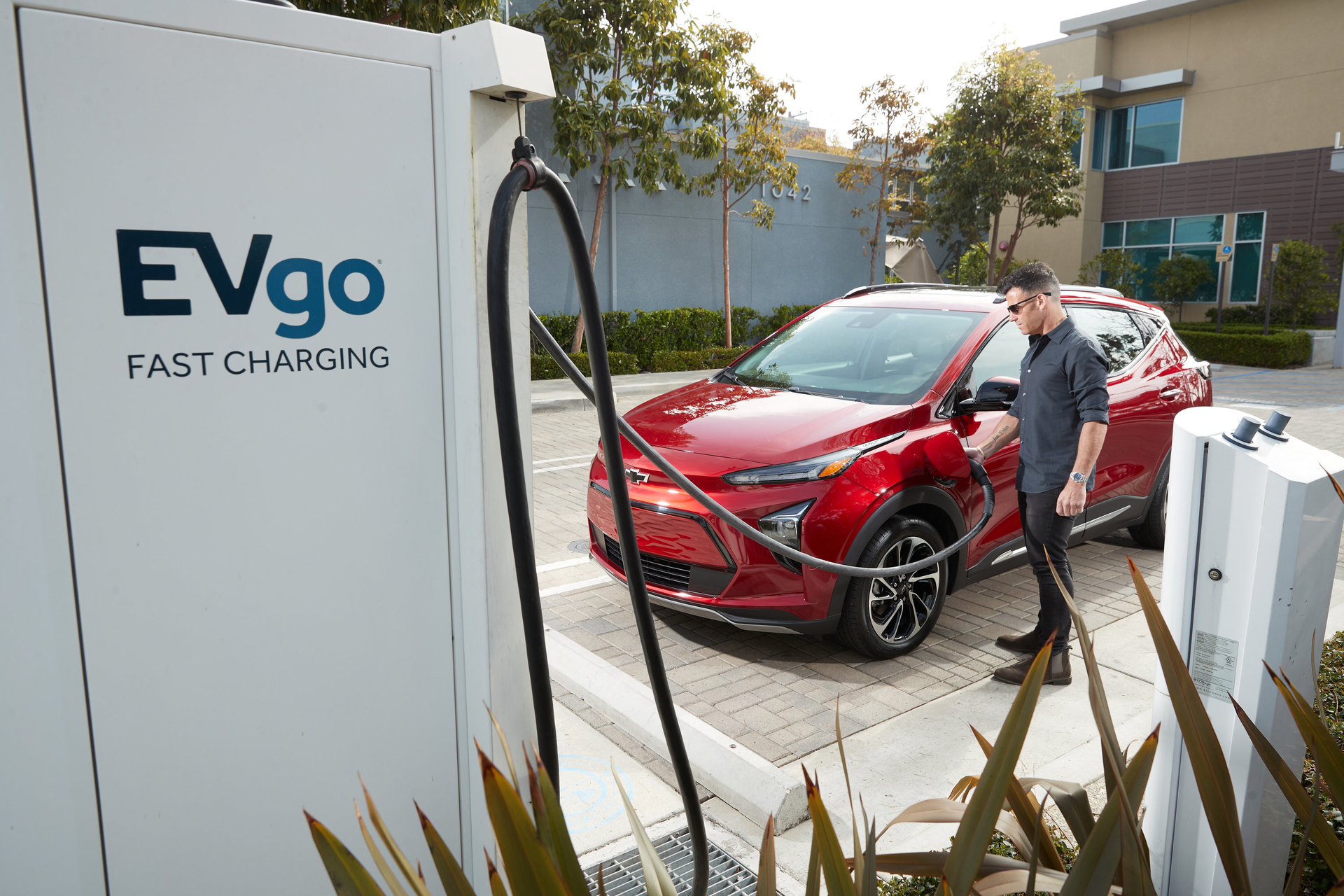 GM Installs 1,000th EV Fast-Charging Stall In Collaboration With EVgo ...