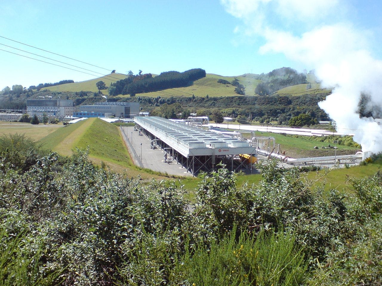 Picture of the original Wairakei geothermal plant in New Zealand. Image credit Ingolfson/courtesy Wikimedia Commons