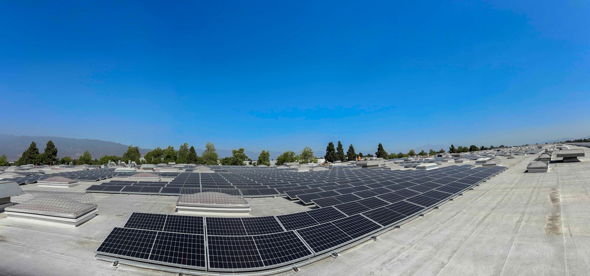 Rooftop solar atop Mercedes-Benz Parts Distribution Center. Image credit EDP Renewables North America