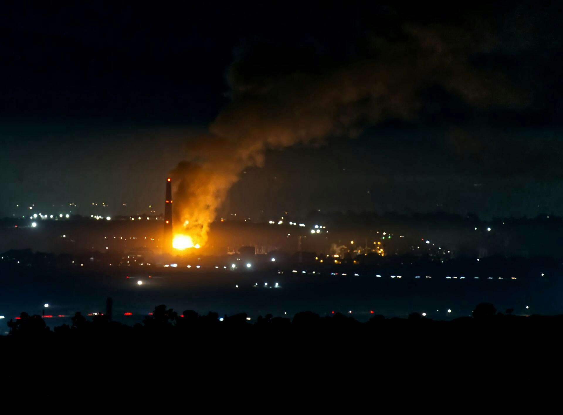 Moss Landing fire. Image credit Guy Churchward, CC BY 2.0, courtesy Wikimedia Commons
