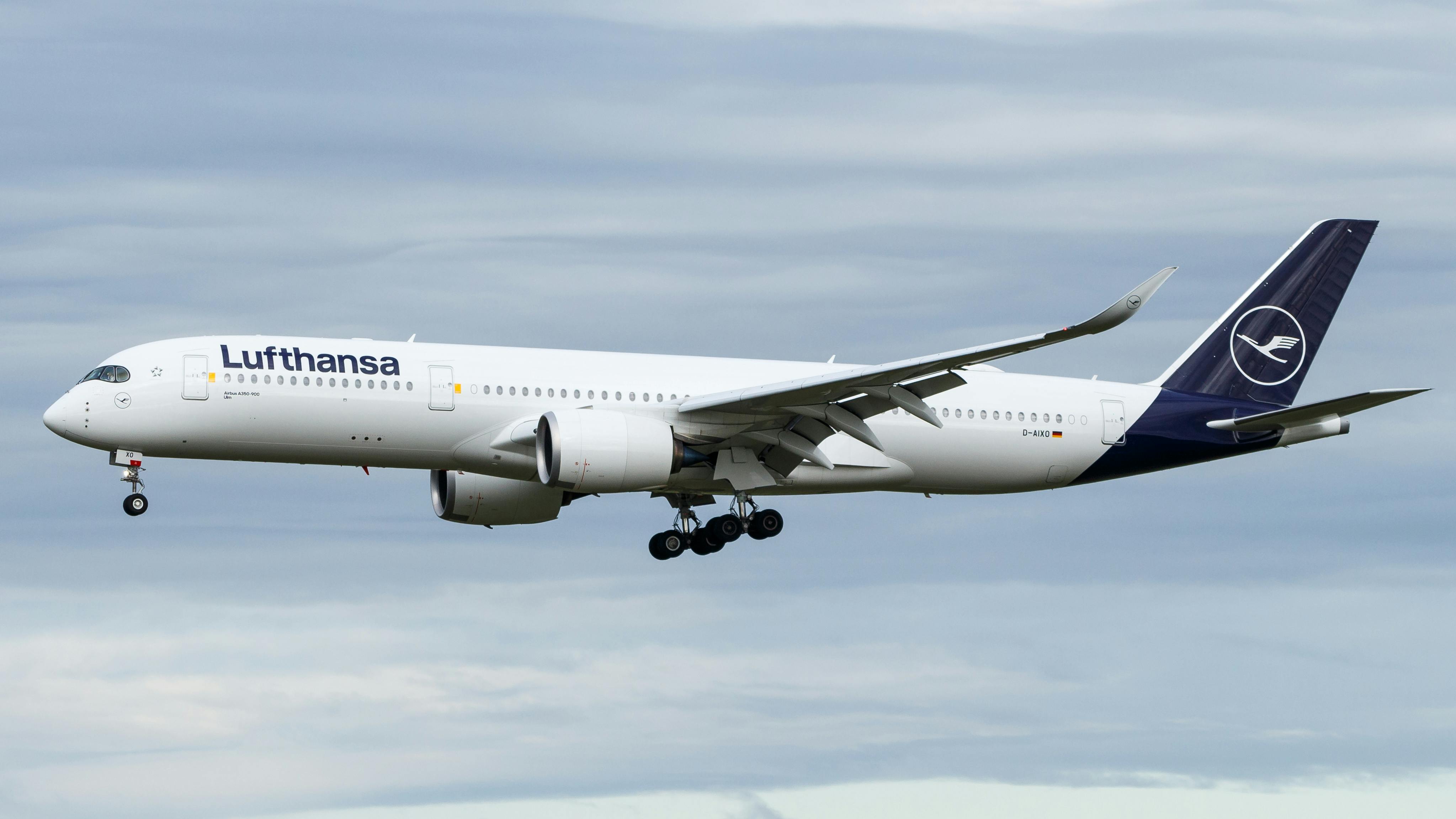 Lufthansa jet Airbus 350-900. Image credit By TJDarmstadt, CC BY 2.0, courtesy Wikimedia Commons